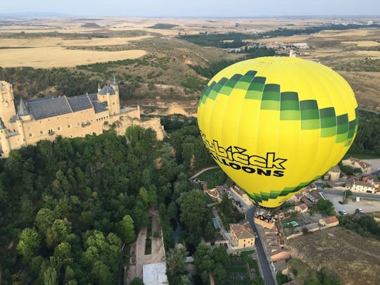Lot balonem na gorące powietrze Segovia z transferem z Madrytu