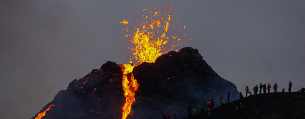 Tour en grupos pequeños al sitio de la erupción de Geldingadalir con entrada a la Laguna Azul