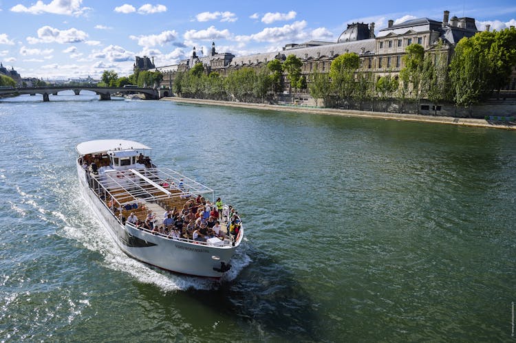 Seine River cruise with gourmet French crêpe