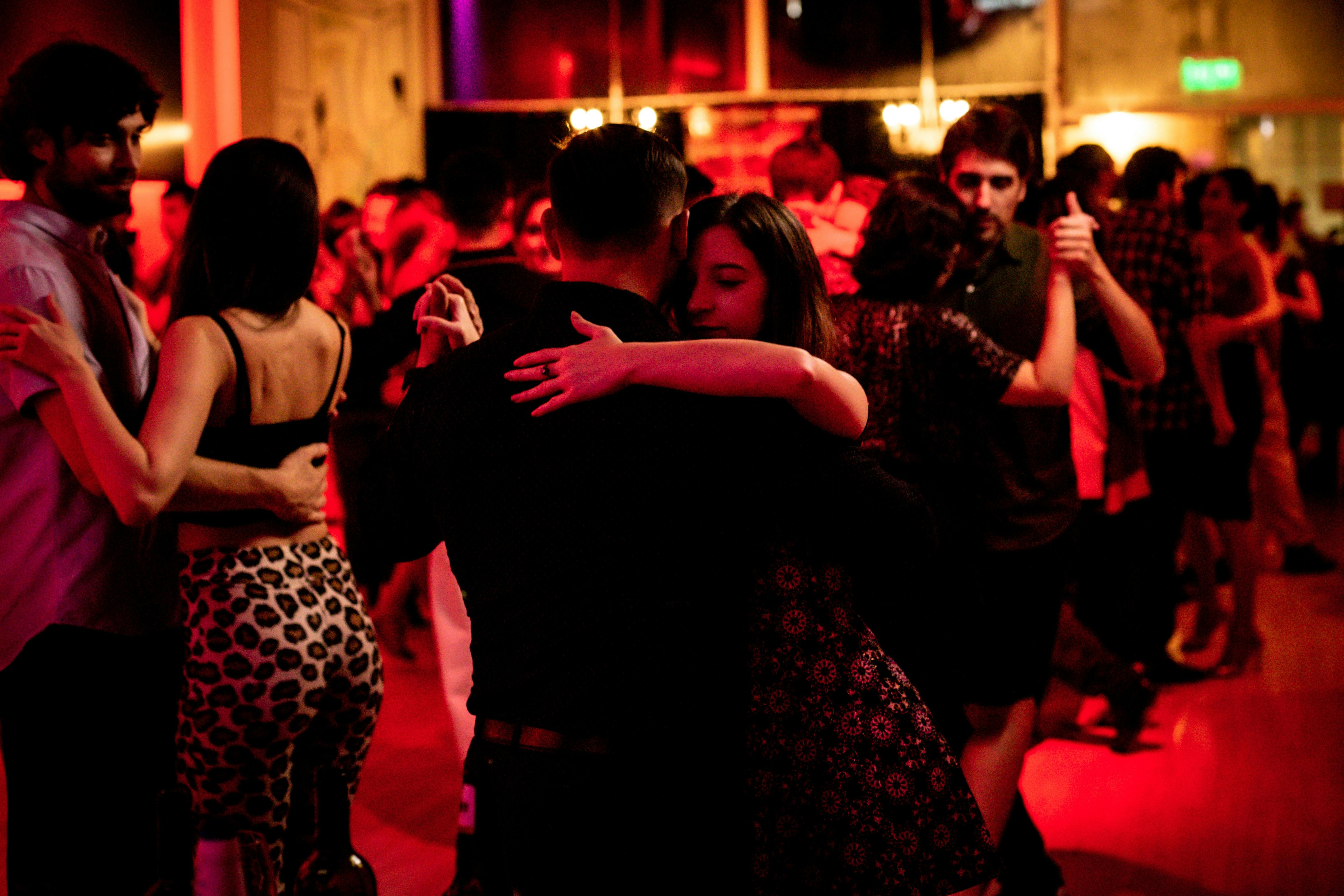 Noite de tango com locais