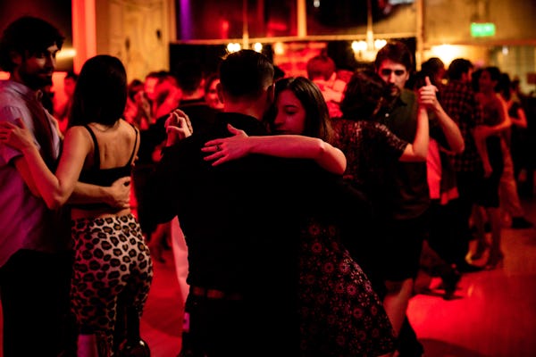 Noite de tango com locais