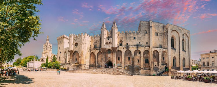 Self guided tour with interactive city game of Avignon