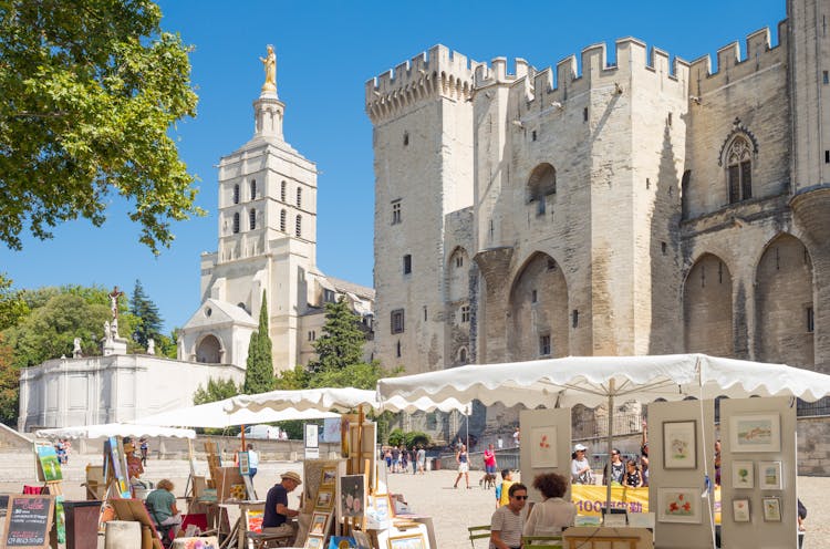 Self guided tour with interactive city game of Avignon