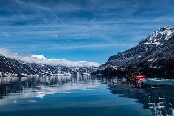 Paseo en lancha motora en invierno por el lago Brienz
