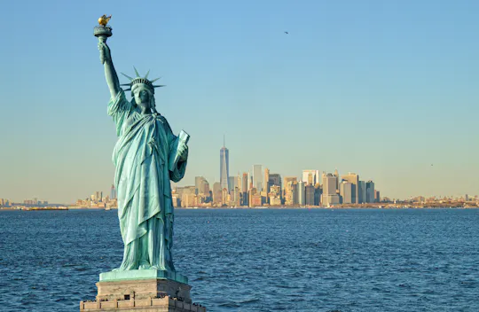 NYC Combo: Vrijheidsbeeld cruise, St Patrick's kathedraal en Dave and Buster's