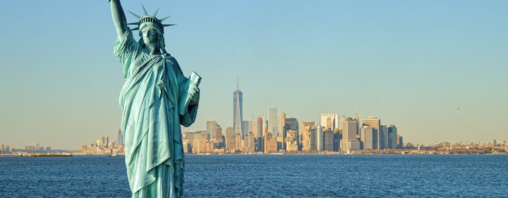 NYC-Kombi: Kreuzfahrt zur Freiheitsstatue, St. Patrick's Cathedral und Dave and Buster's