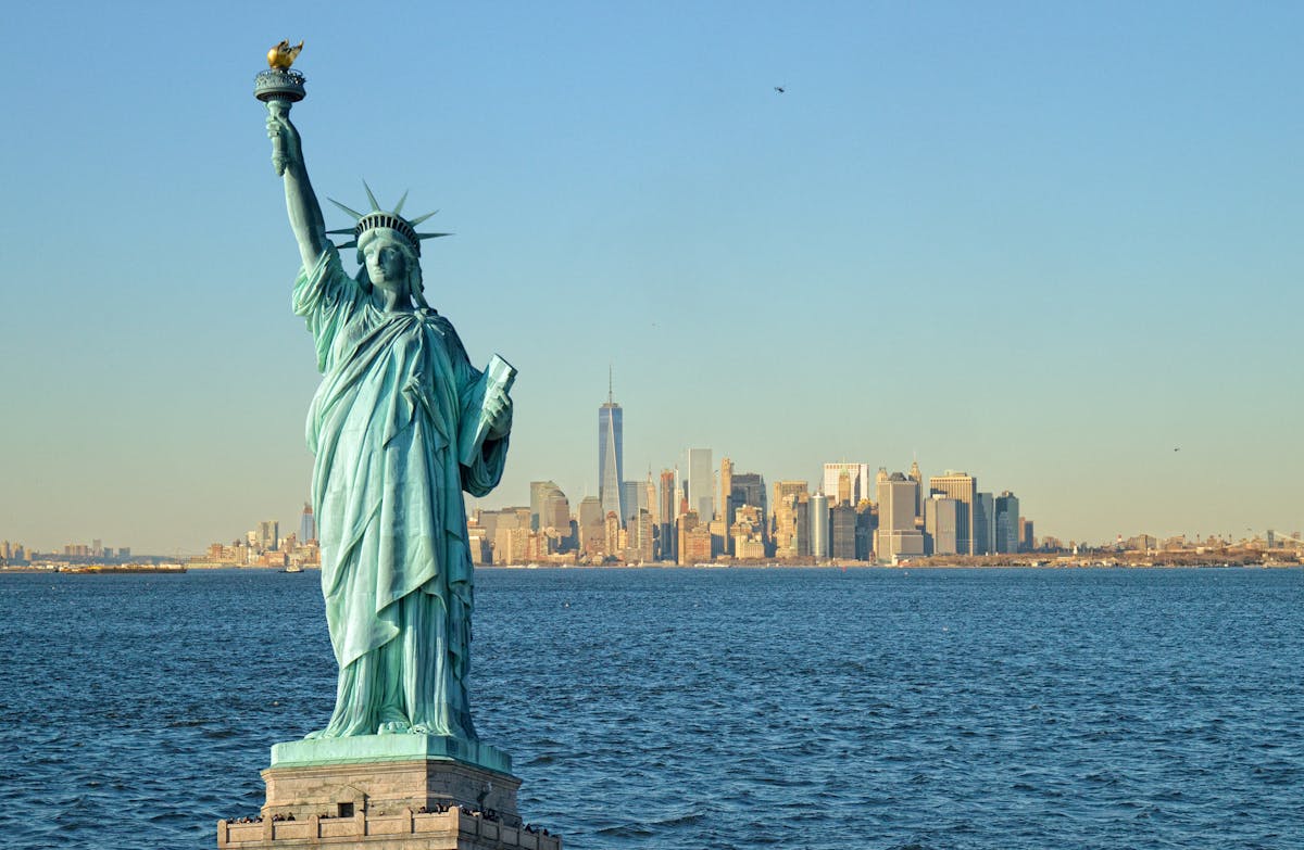 NYC Combo: Statue of Liberty Cruise, St Patrick's Cathedral en Dave and Buster's