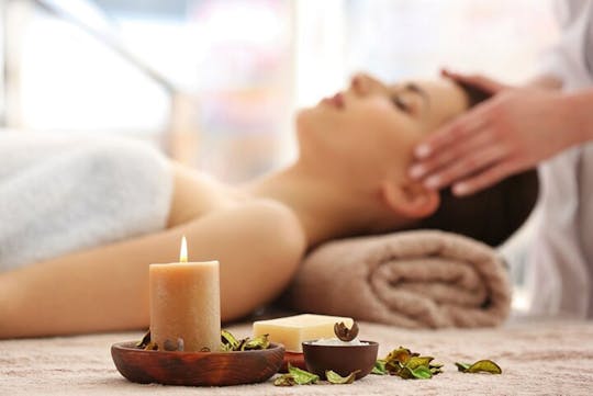 Experiência de massagem de aromaterapia em um luxuoso banho turco
