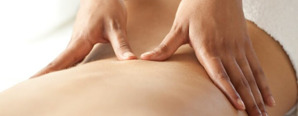Terapia de masaje de espalda en un lujoso baño turco en Estambul