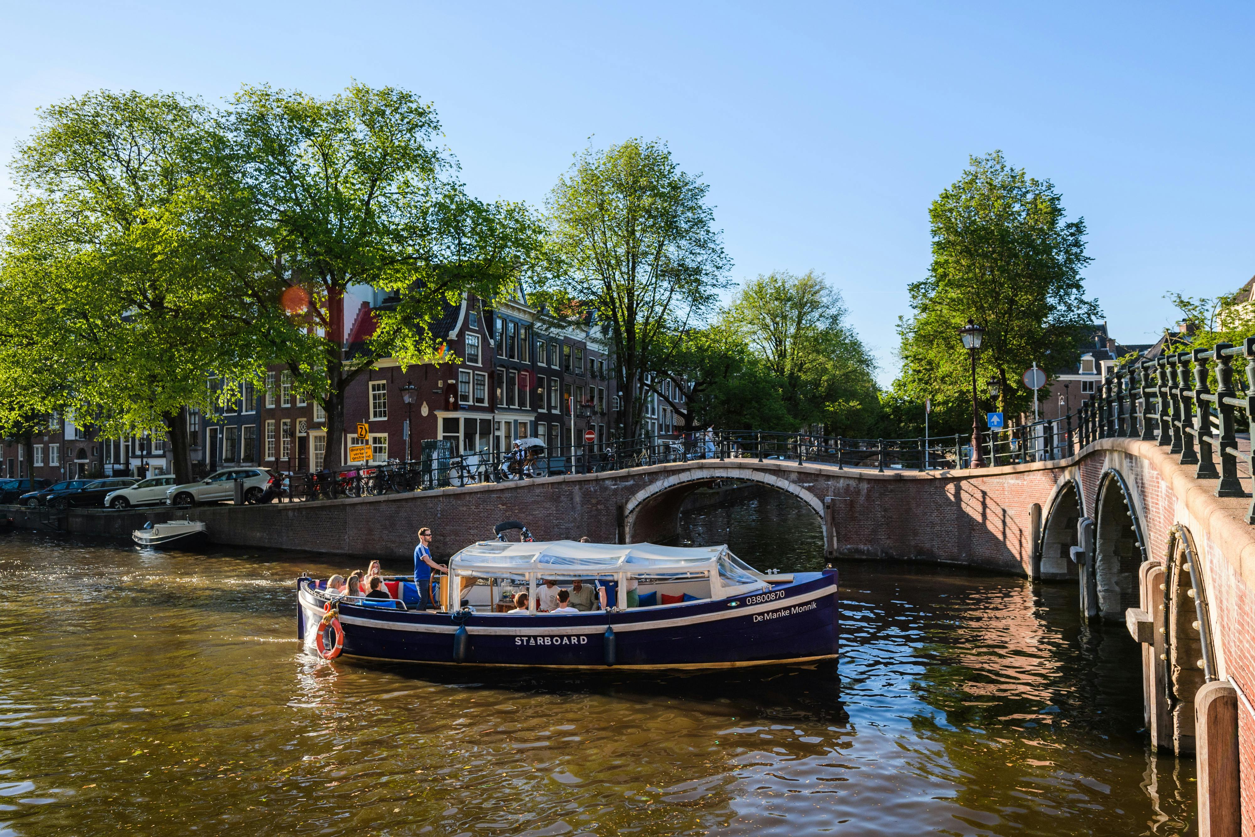 Giro in barca privato sui canali di Amsterdam con open bar