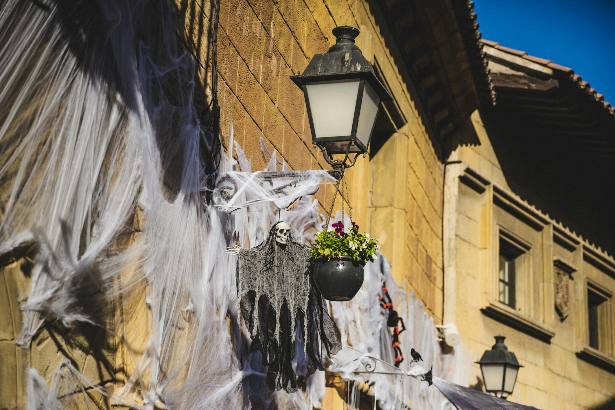 Poble Espanyol Halloween party and Tunnel of Terror skip-the-line tickets boeken?