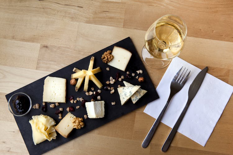 Classic wine tour in the Gibbston region including a cheeseboard
