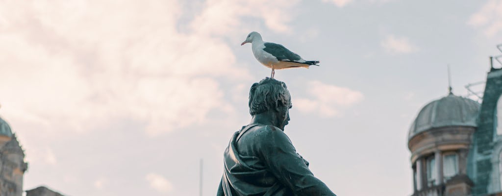 Live & breathe Edinburgh - Walking Tour with street locals