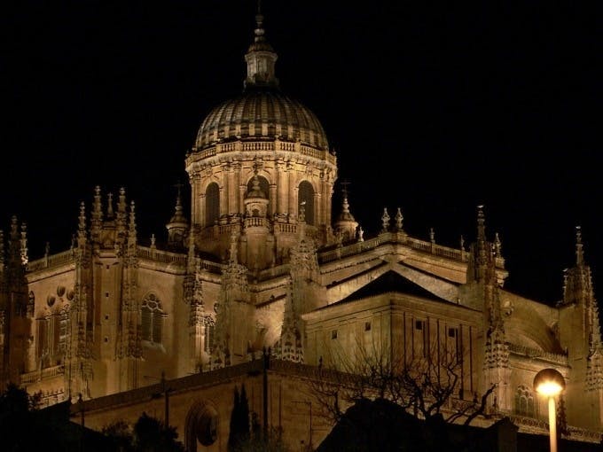 Spaziergang durch Salamanca bei Nacht