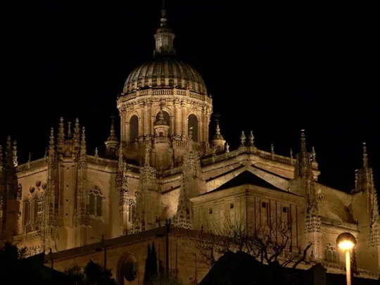Passeio a pé por Salamanca à noite