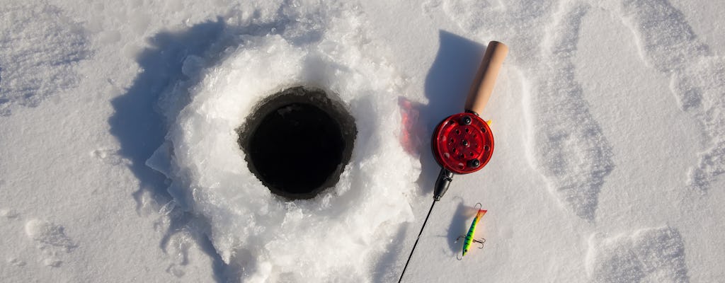 Pesca no gelo no lago Sirkkajärvi de Levi