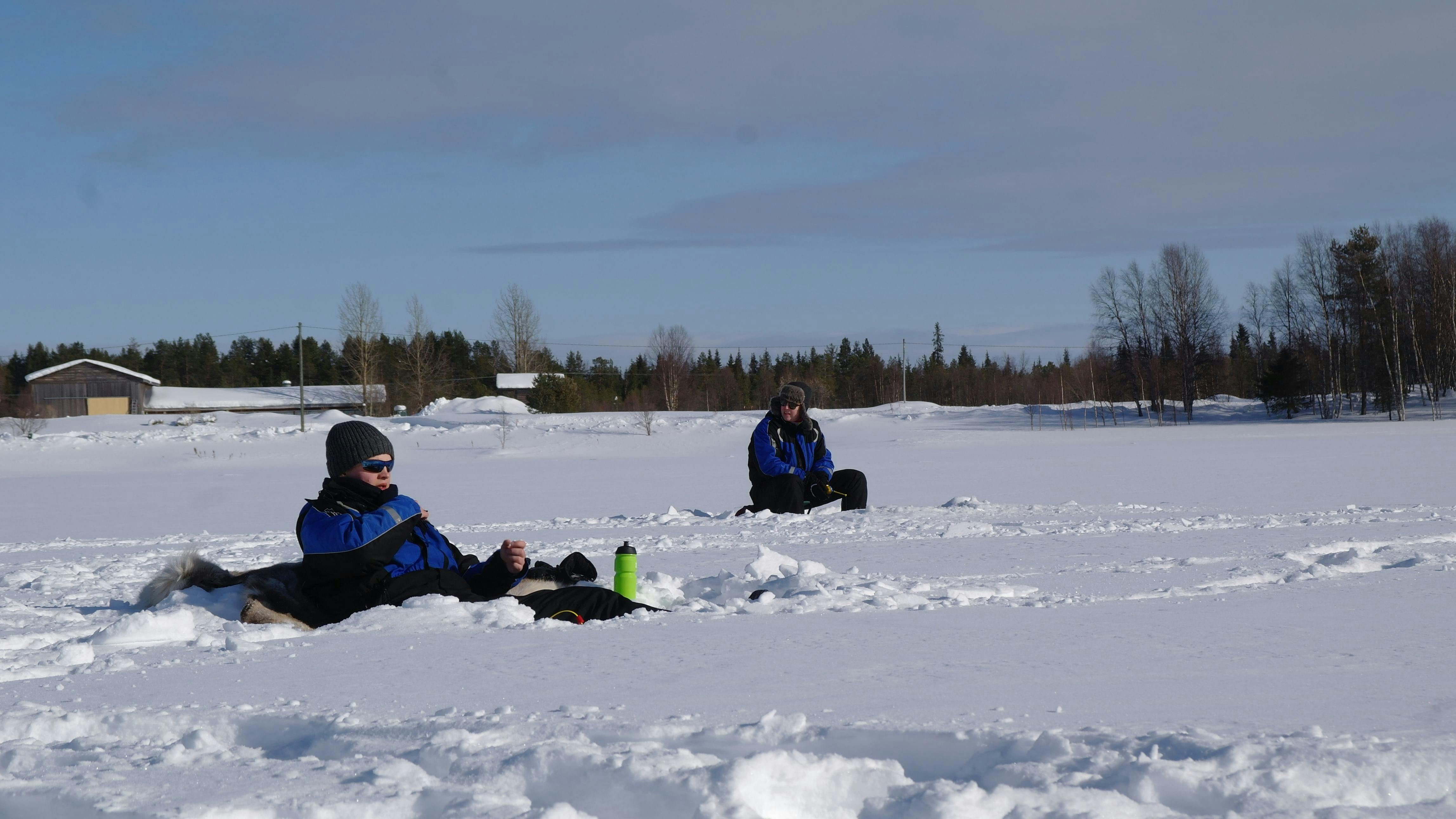 Viagem de pesca no gelo de Levi a Kivijärvi em moto de neve
