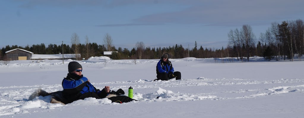 Viagem de pesca no gelo de Levi a Kivijärvi de snowmobile