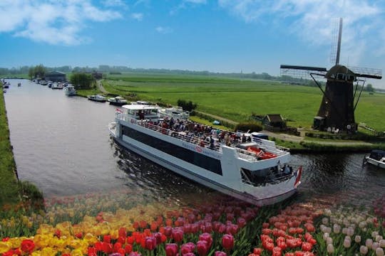 Spring cruise on Kagerplassen and Keukenhof gardens entrance tour Lisse