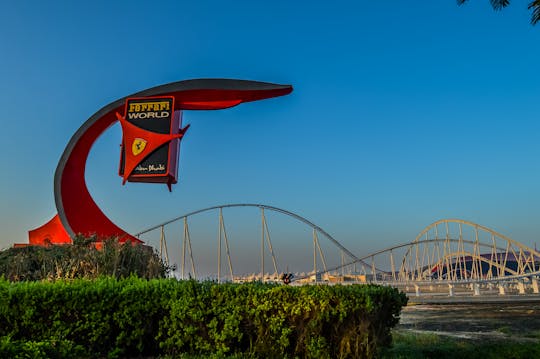 Wstęp do Ferrari World Abu Dhabi i posiłek łączony