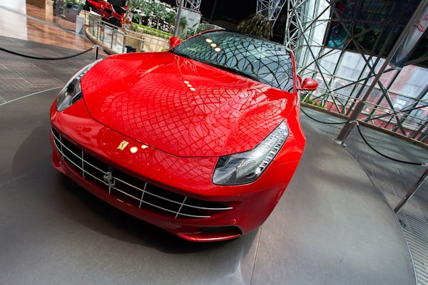 Ferrari World jazdy lub doświadczenie pasażera