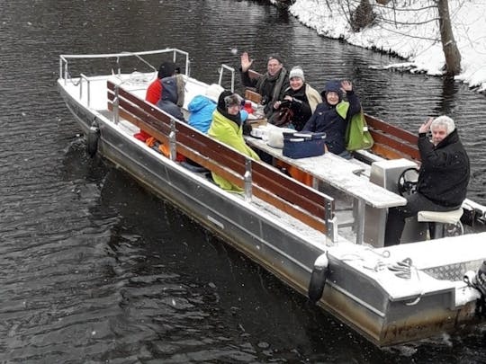 Visite hivernale de la ville en bateau à moteur avec vin chaud