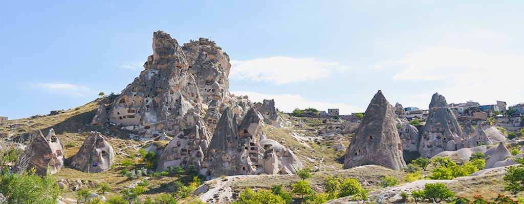 Valle de las palomas, castillo de Uchisar y casas cueva locales en el tour de Capadocia
