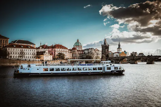 Prag bei Nacht Dinner-Kreuzfahrt