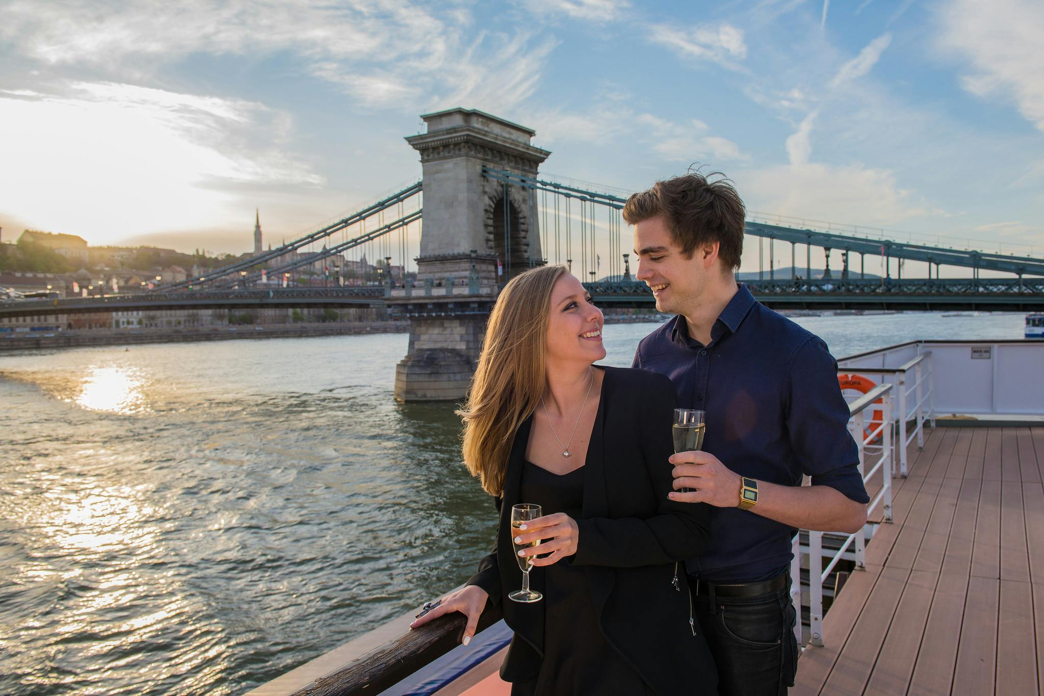 Cucina serale panoramica di Budapest e luci della città con drink di benvenuto