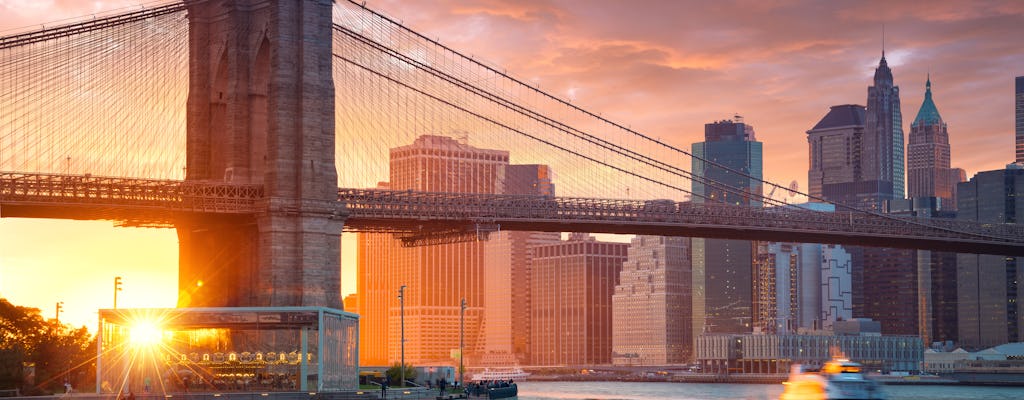 Cruzeiro turístico pela Estátua da Liberdade e o horizonte de Nova York