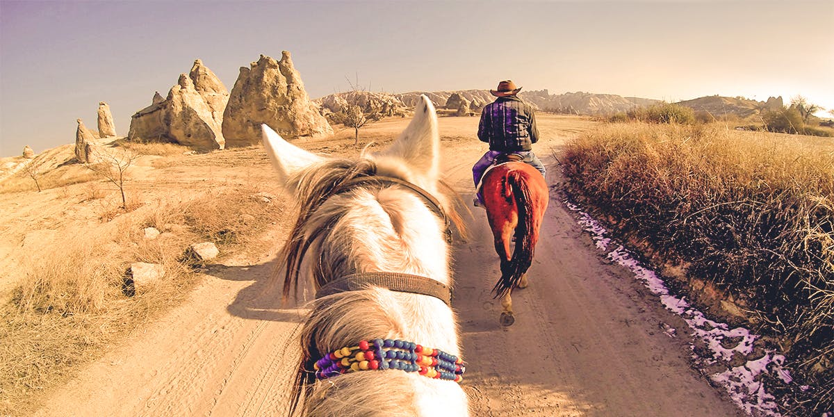 Experiência de passeio a cavalo de 2 horas nos vales da Capadócia