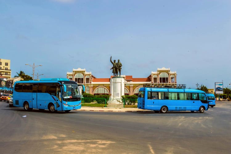 Transfer from Blaise Diagne International Airport to Dakar Harbor or hotels
