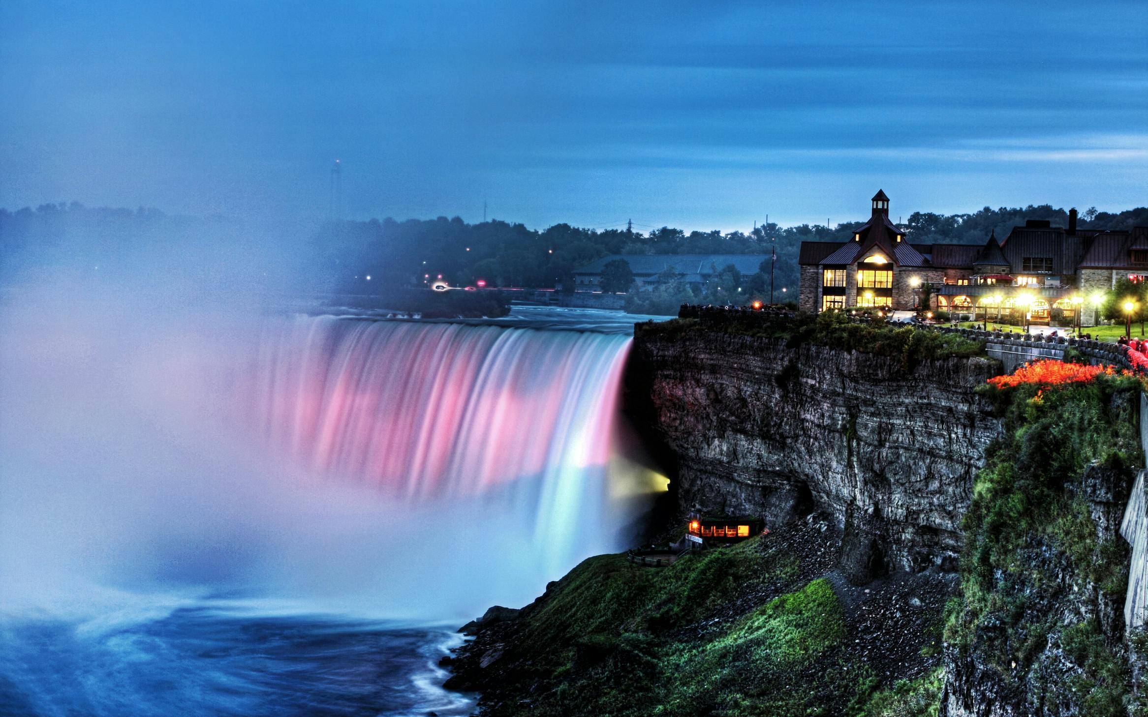 Expérience de nuit sur Niagara au Canada avec Power Station Light Show