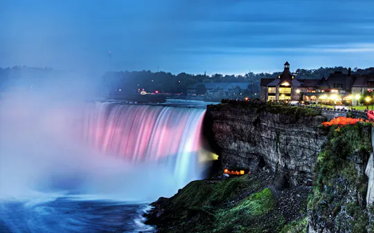 Nachterlebnis am Niagara in Kanada mit Power Station Light Show