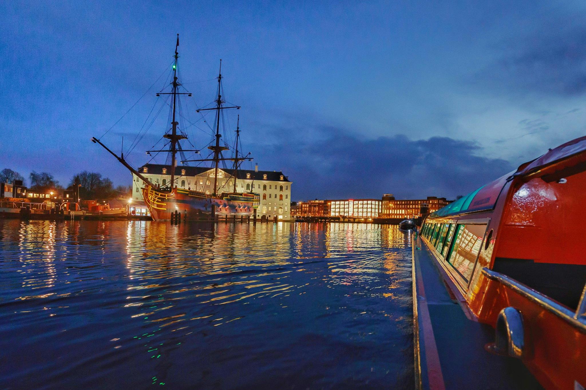 Crucero nocturno por el canal de Amsterdam