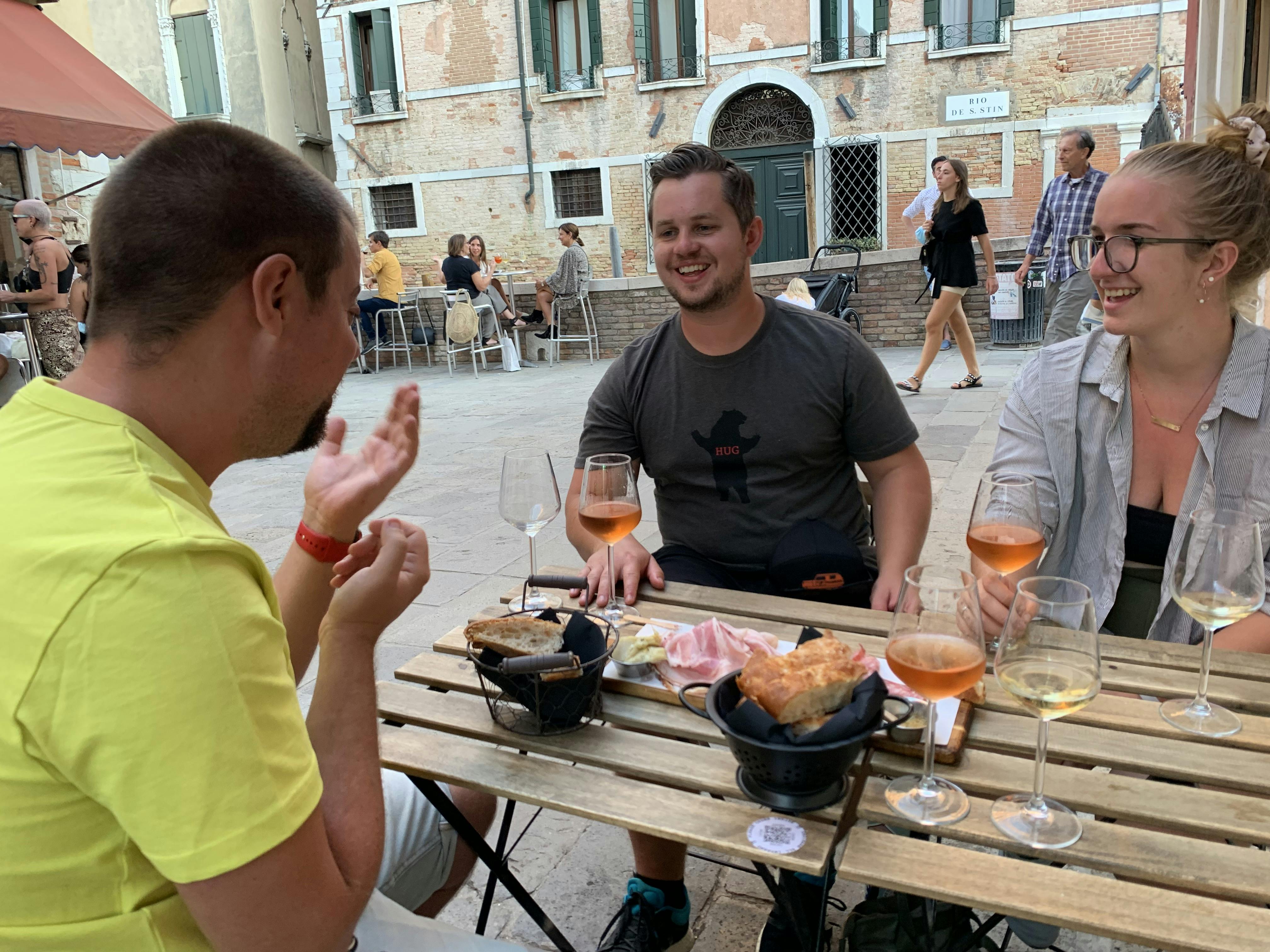 Excursão noturna de comida de rua e vinhos em Veneza