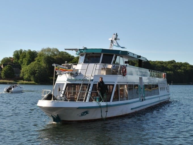Viaje en barco de 5 lagos a Waren con Müritz ida y vuelta