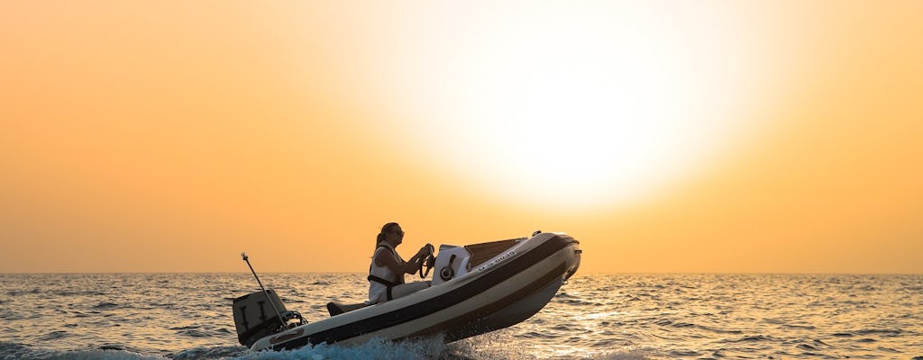 Tour in barca di 90 minuti al tramonto lungo la costa di Dubai