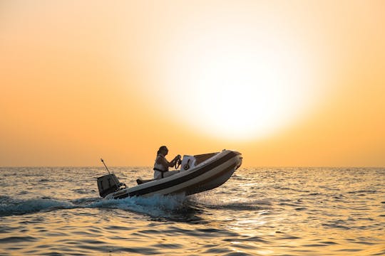 Excursion de 90 minutes en bateau au coucher du soleil le long de la côte de Dubaï
