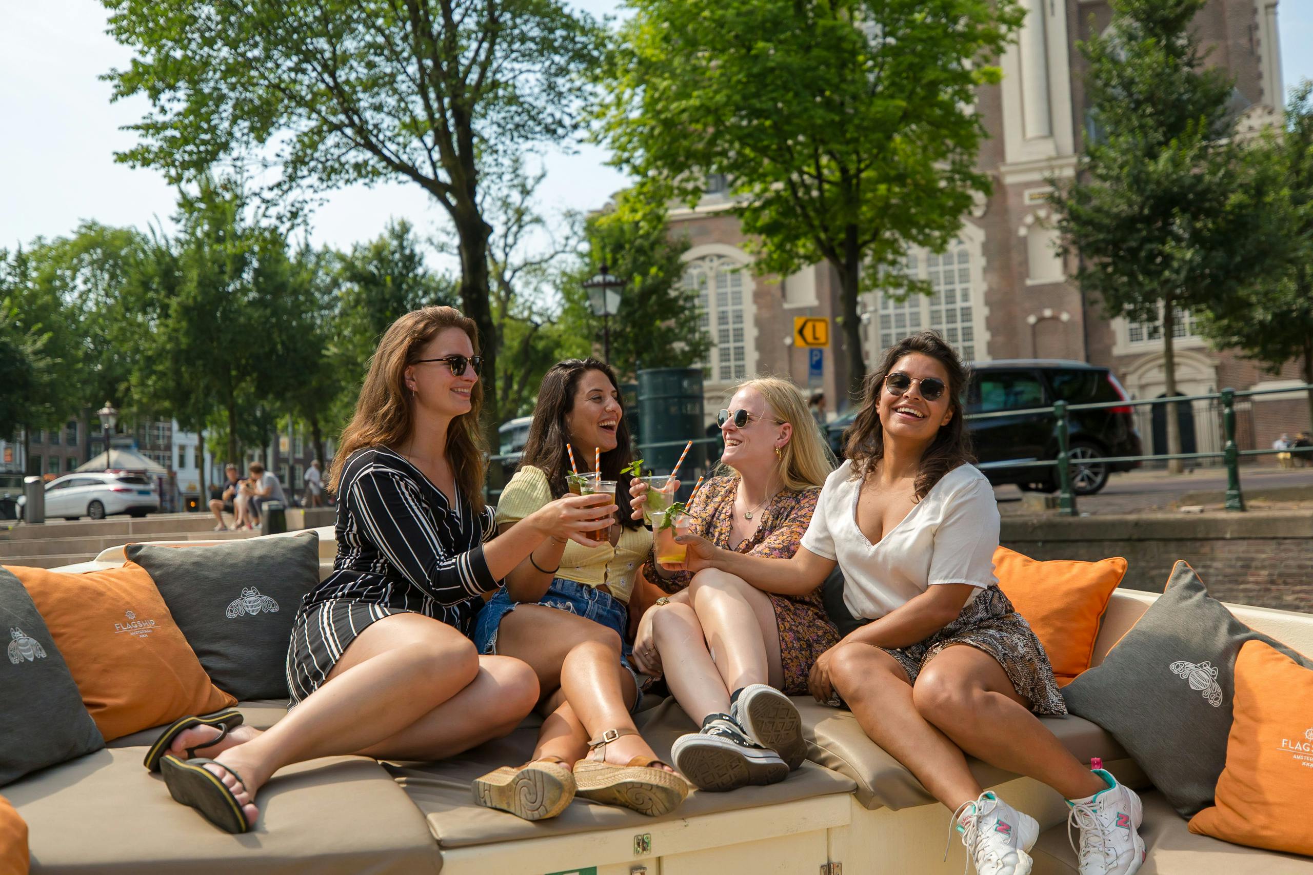 Privé rondvaart in Amsterdam met snackplankje en dranken
