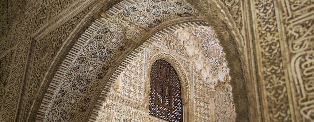 Visita nocturna guiada a la Alhambra en grupos reducidos y entradas sin colas