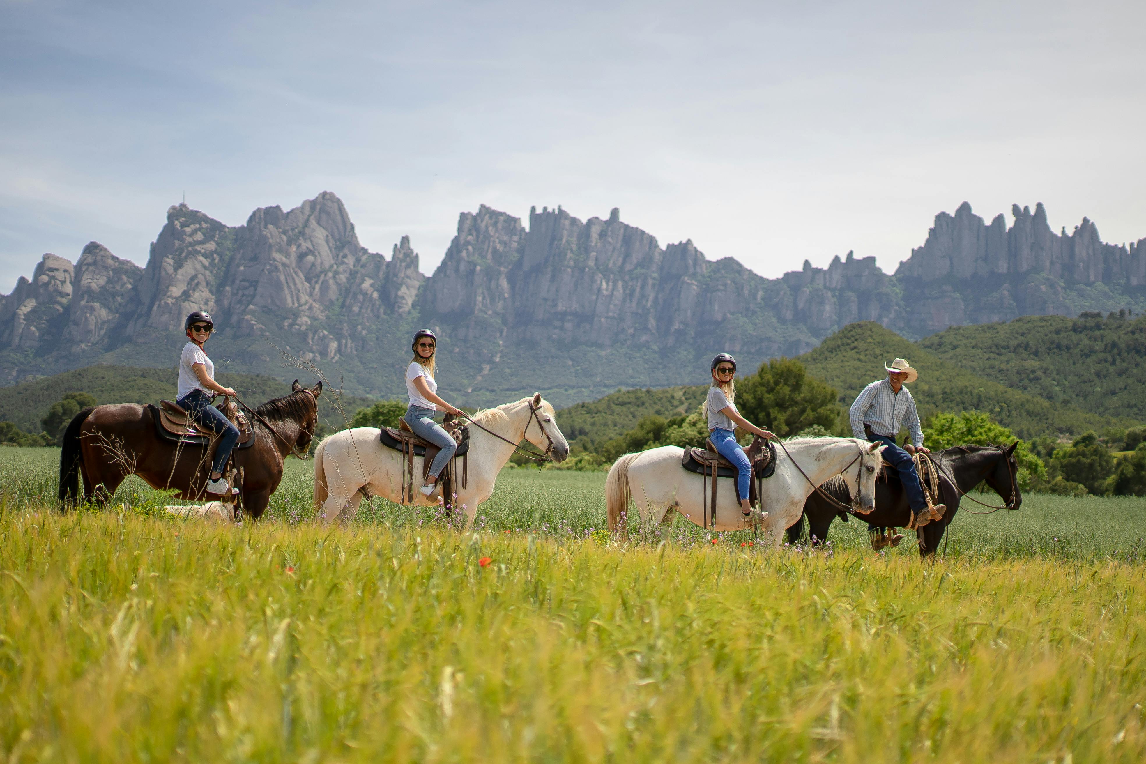 Visita guiada por Montserrat e passeio a cavalo com transporte privado saindo de Barcelona