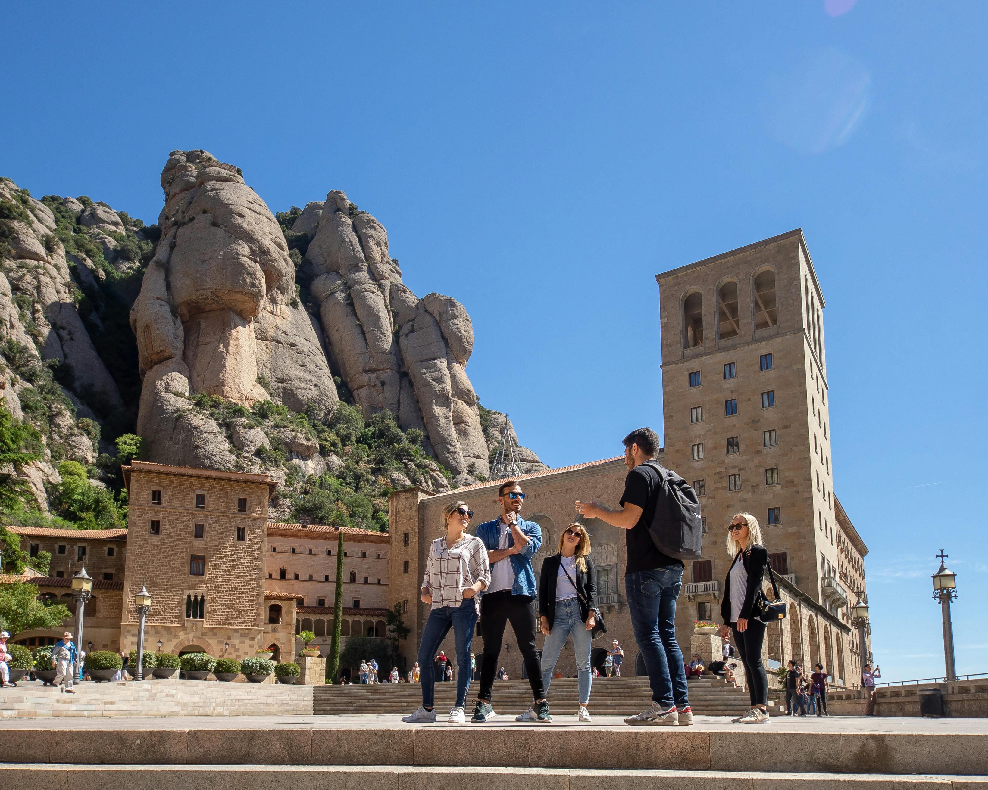 Montserratin opastettu kierros ja patikointi yksityiskuljetuksella Barcelonasta