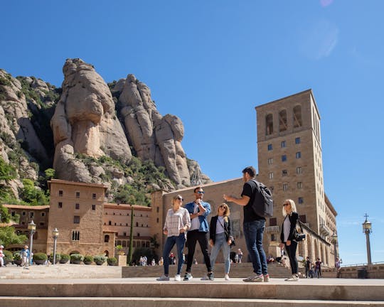 Visita guiada a Montserrat e experiência de caminhada com transporte privado de Barcelona