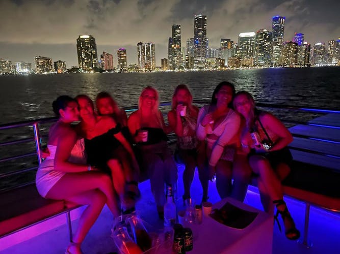 Miami boat party with free open bar and live Dj