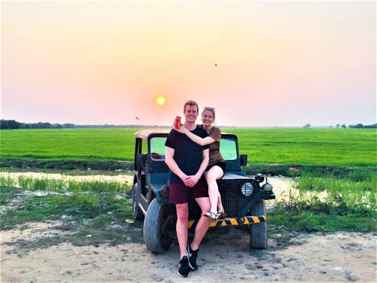 A experiência do pôr do sol no campo de Siem Reap em um veículo militar vintage 4x4