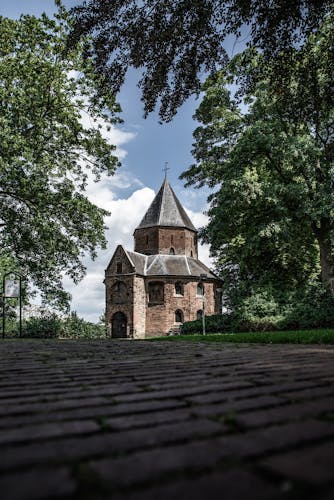 Nijmegen walking tour with Dutch cake and coffee stop