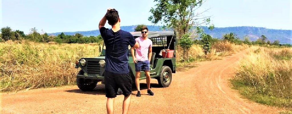 Passeio pelo campo de Siem Reap em um veículo militar vintage 4x4