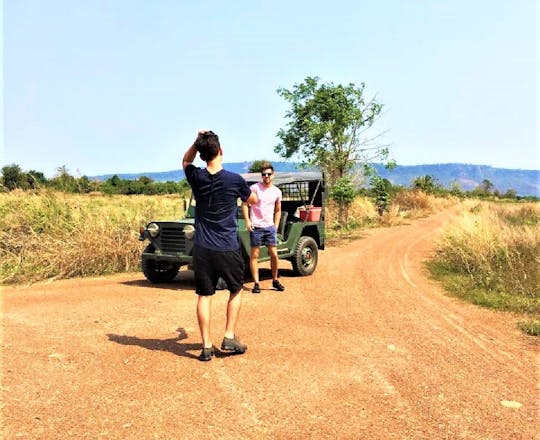 Passeio pelo campo de Siem Reap em um veículo militar vintage 4x4