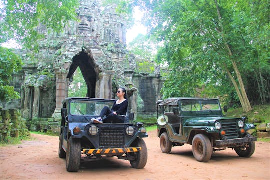 Tour privato dei templi di Angkor in veicolo militare vintage 4x4